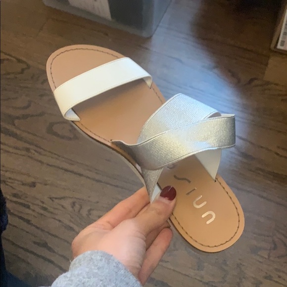 Size 8 sandals - Picture 1 of 3